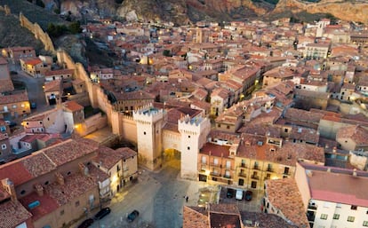 Vista áerea de la muralla de Daroca, con una de las dos puertas flanqueadas por torreones almenados que dan acceso al interior de la villa zaragozana.