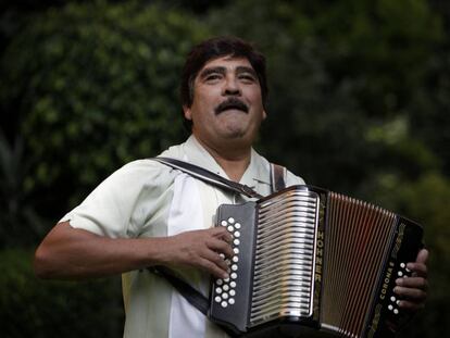 Imagen de archivo del músico fallecido durante una conferencia de prensa en CDMX en 2009  