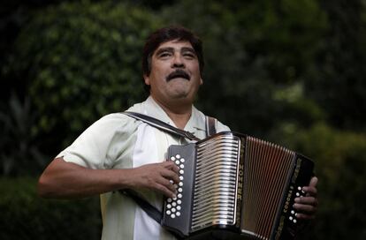 Imagen de archivo del músico fallecido durante una conferencia de prensa en CDMX en 2009  