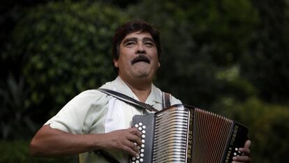 Imagen de archivo del músico fallecido durante una conferencia de prensa en CDMX en 2009  