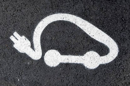 Logo de un coche eléctrico pintado en la calle