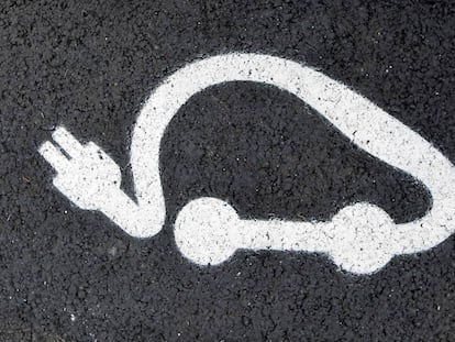 Logo de un coche eléctrico pintado en la calle