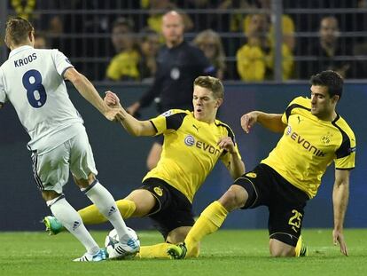 Toni Kroos, el martes, contra Ginter y Sokratis, del Borussia.