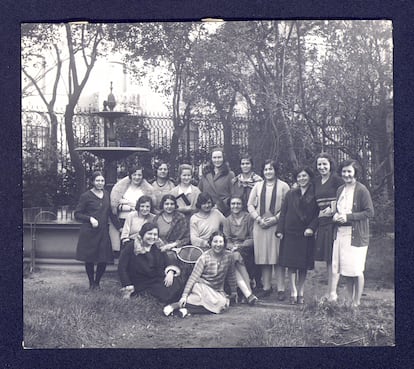 Fotografía de grupo en el jardín de la Residencia de Señoritas de Fortuny 53 (Madrid), hacia 1930.