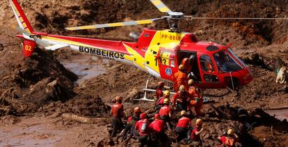 Bomberos rescatan a mineros en la mina fatal de C&oacute;rrego do Feijao, en el sur Brasil.