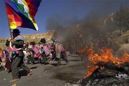 Un grupo de manifestantes indígenas marcha hacia La Paz.