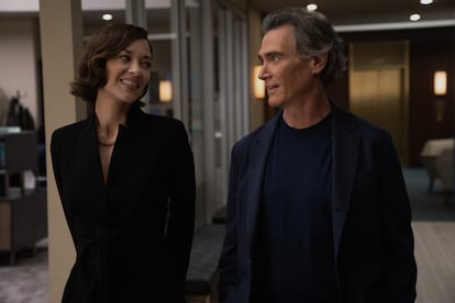 Marion Cotillard y Billy Crudup, como Celine Dumont y Cory Ellison, en un capítulo de la cuarta temporada de 'The Morning Show', de Apple TV.