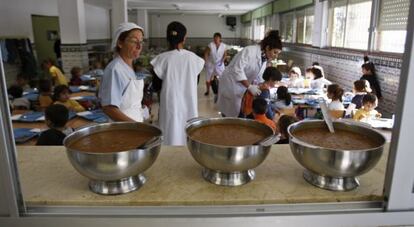 Monitoras en un comedor escolar.