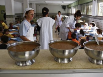 Monitoras en un comedor escolar.