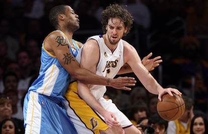 Pau Gasol durante su primer partido de playoff con Los Ángeles Lakers, contra los Denver Nuggets el 20 de abril de 2008. El español sumaría 36 puntos, 16 rebotes y 8 asistencias y los Lakers ganarían por 128-114. 