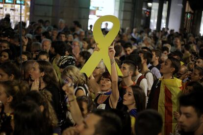 Una manifestante sujeta un lazo amarillo, durante la concentración convocada en Barcelona por la Asamblea Nacional Catalana bajo el lema "Acabemos lo que empezamos. Ganemos la independencia". 