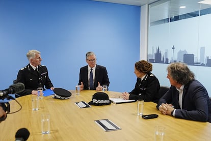 El Primer Ministro británico, Keir Starmer, se reúne con altos cargos de la policía y con el alcalde de Liverpool, Steve Rotheram, este miércoles.