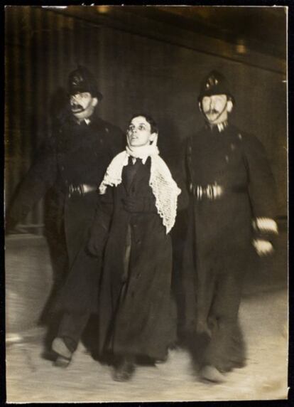 Dos policías detienen a una sufragista en el conocido como Viernes Negro, en Londres.