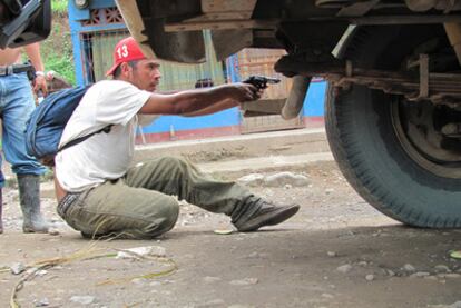 Un campesino armado paraliza el tráfico el martes en Siuna en protesta por la falta de los carnés necesarios para votar.