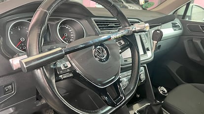 Barra antirrobo en un volante.
