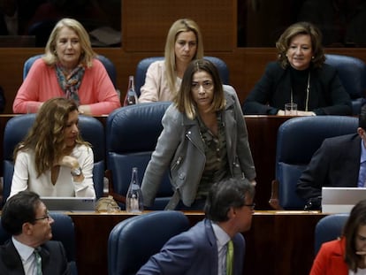 La diputada Elena Gonz&aacute;lez-Mo&ntilde;ux, en el centro, esta ma&ntilde;ana en la Asamblea de Madrid.