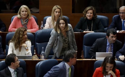 La diputada Elena González-Moñux, en el centro, esta mañana en la Asamblea de Madrid.