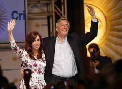 Cristina Fernández y su marido, Néstor Kirchner, saludan a sus seguidores anoche en el hotel en el que celebraron la victoria en Buenos Aires.