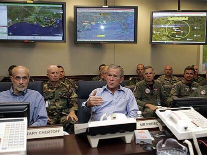 Bush (centro), durante la reunión que mantuvo en la mañana de ayer con su equipo en una base de Colorado.