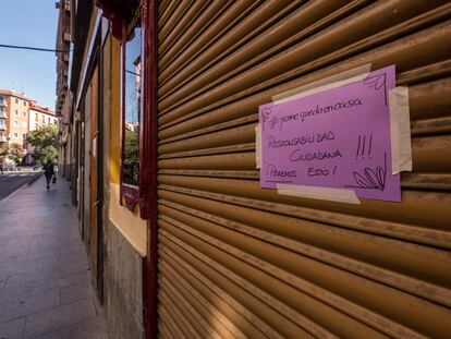 Cartel de cerrado por la crisis de coronavirus en la calle de la Cava Baja, de Madrid.