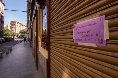 Cartel de cerrado por la crisis de coronavirus en la calle de la Cava Baja, de Madrid.