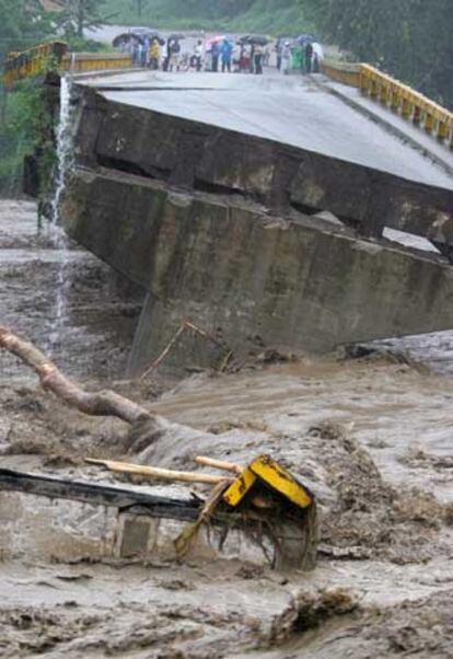 La tormenta destrozó el puente sobre el río Guaymon, al norte de Honduras.