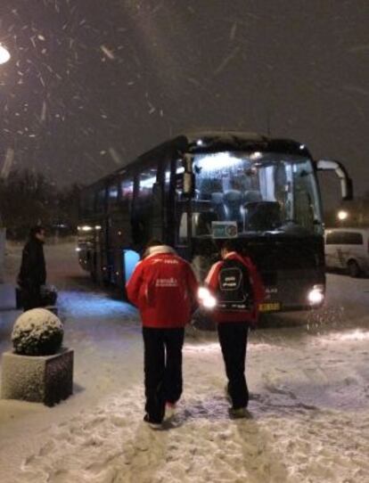 Los jugadores, camino del entrenamiento.