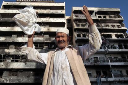 Un hombre junto a unos edificios destruidos en Misrata, en la calle Trípoli, el 27 de octubre.