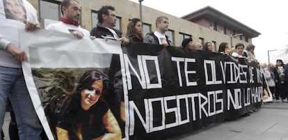 Vecinos y amigos de María Piedad García, durante el acto de ayer.