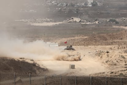 Vehículos del ejército israelí avanzan este domingo en Gaza, vistos desde el lado israelí de la frontera con la Franja en el sur del territorio.