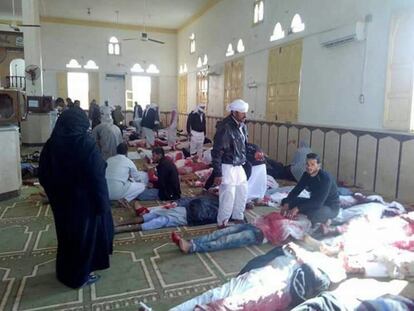 Imagen del interior de la mezquita donde varias personas permanecen junto a las víctmas.