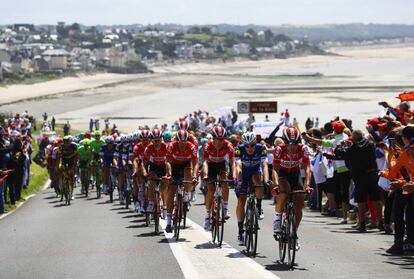 Thomas De Gendt y Lotto-Soudal se mantienen de líderes del pelotón en la ciudad de Granville, uno de los recorridos de la primera etapa.