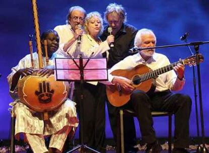 Aute, con Nino Galissa, Marina Rossell, Paco Ibáñez y Georges Moustaki, durante el concierto <i>Voces Solidarias con África,</i> el martes en Barcelona.