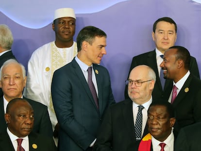 Pedro Sánchez, en el centro, habla con el primer ministro de Etiopía, Abiy Ahmed, en la cumbre del clima de Sharm el Sheikh, en Egipto.