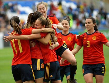 Las jugadoras de la selección española celebran un gol ante ante Camerún