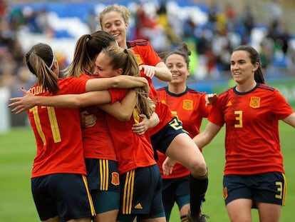 Las jugadoras de la selección española celebran un gol ante ante Camerún