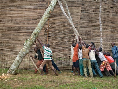 El fotógrafo Patrick Willocq construyó una serie de escenarios en Bikoro (Congo) que recreaban los sueños de las mujeres de la tribu ekonda.