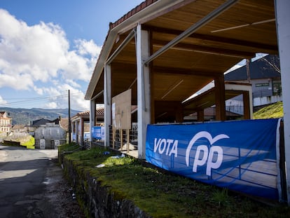 Propaganda electoral en el pueblo de Avión, donde tradicionalmente gana el PP por mayoría y en el que Vox logró su única concejala en Galicia en las pasadas elecciones municipales.