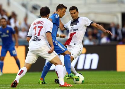 Özil, lucha con Maxwell y Motta