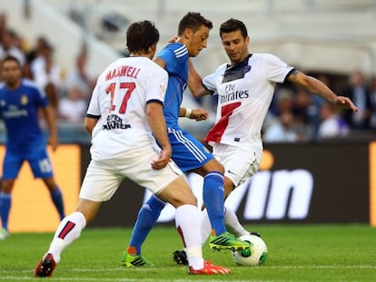 &Ouml;zil, lucha con Maxwell y Motta 