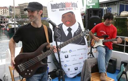 El grupo Belceblues en directo durante la presentación del Hondarribia Festival Blues, en el puerto donostiarra.