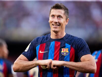 Robert Lewandowski celebra uno de sus goles ante el Real Valladolid este domingo en el Camp Nou.