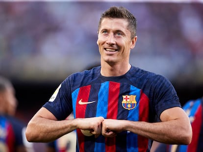 Robert Lewandowski celebra uno de sus goles ante el Real Valladolid este domingo en el Camp Nou.