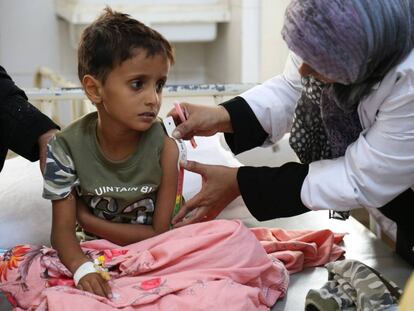 Una enfermera le mide el brazo a un niño con cólera en el hospital de Aden, en Yemen.