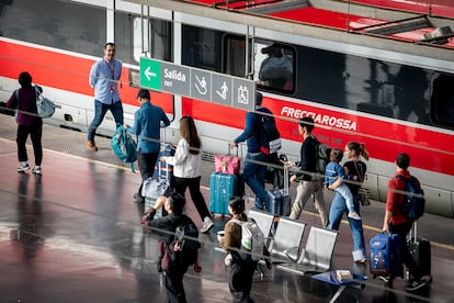 Varias personas esperan un AVE en la estación de Atocha-Almudena Grandes, este martes.