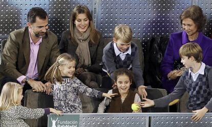 Leonor, Sofía y sus primos cogen la pelota del partido que enfrentó a Rafa Nadal y Roger Federer en la Caja Mágica de Madrid, el 22 de diciembre de 2010