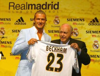 Alfredo Di Stefano fue el encargado de entregar a David Beckham la camiseta con el número 23 que el inglés lució durante su época madridista.