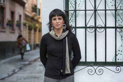 La eurodiputada de Podemos Teresa Rodr&iacute;guez en la Playa de la Caleta en Cadiz. 
 
  