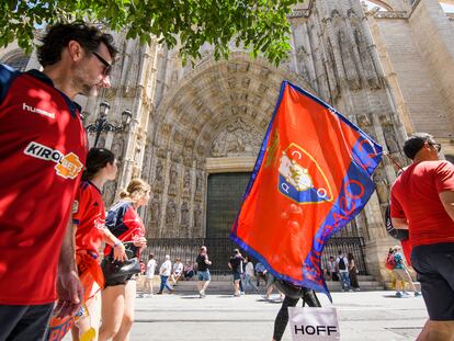 Aficionados de Osasuna, este sábado en Sevilla.