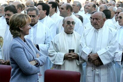 La presidenta de la Comunidad de Madrid, Esperanza Aguirre, durante la misa en la plaza Mayor por la festividad de la Almudena.